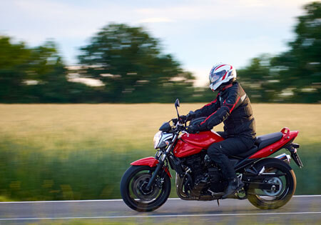 道を走るバイクの画像