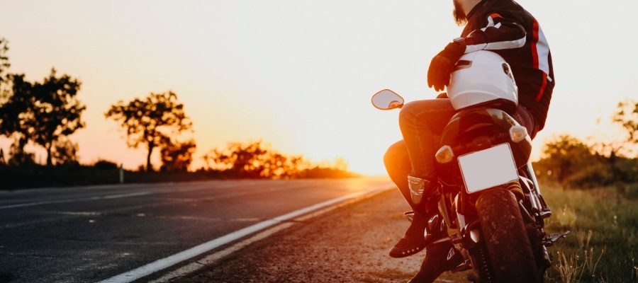 バイクにまたがる男性